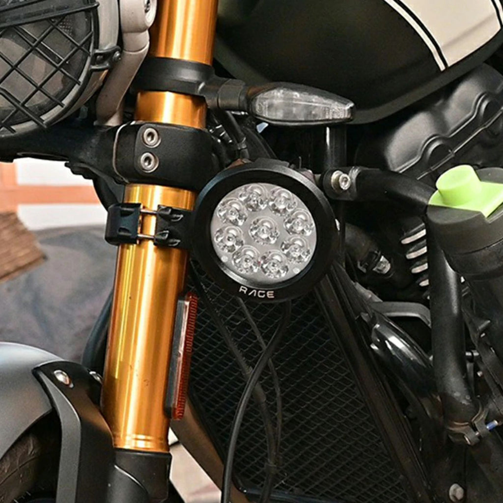 „Rage“ Nebelscheinwerfer am Motorrad, rundes schwarzes LED-Modul am Frontbereich