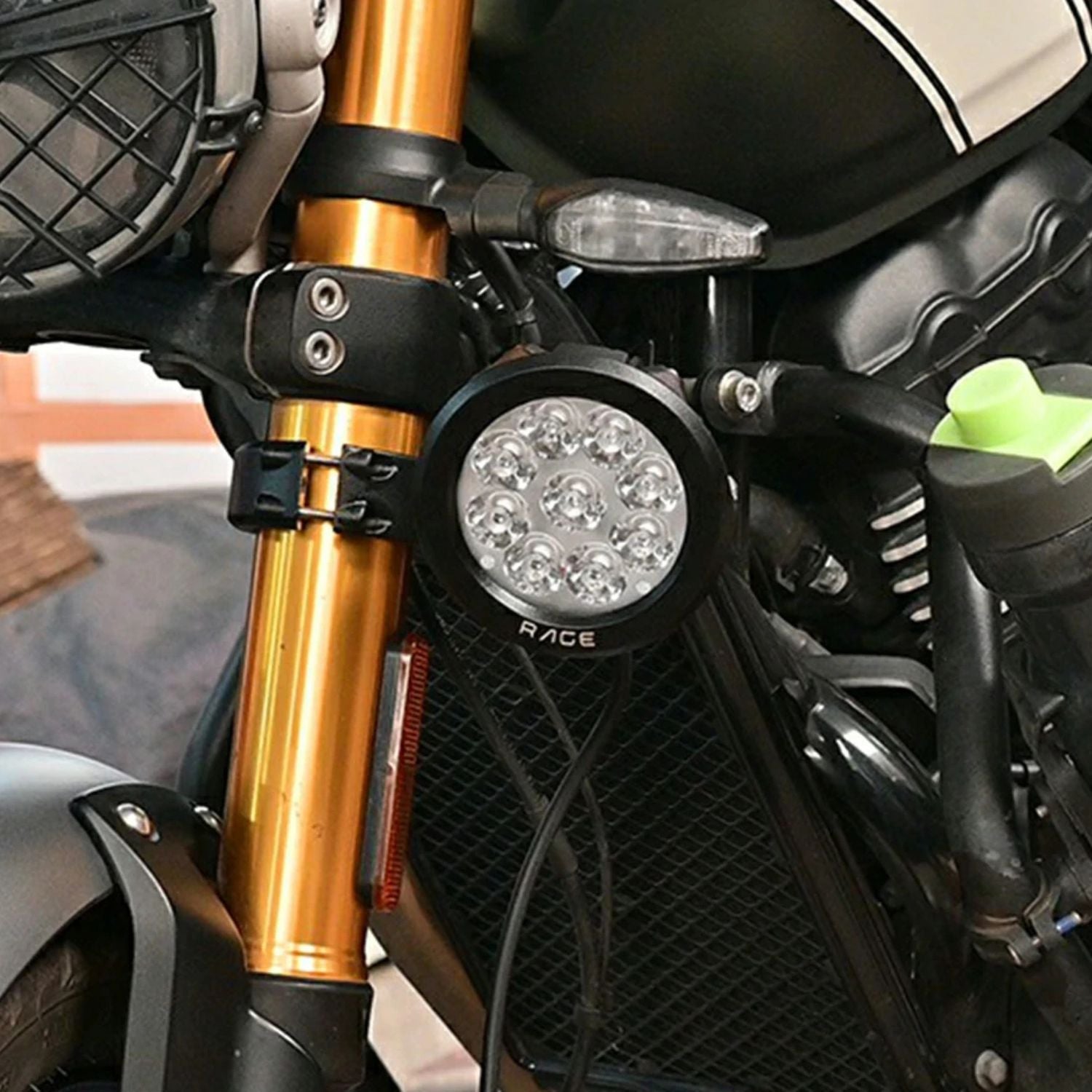 „Rage“ Nebelscheinwerfer am Motorrad, rundes schwarzes LED-Modul am Frontbereich