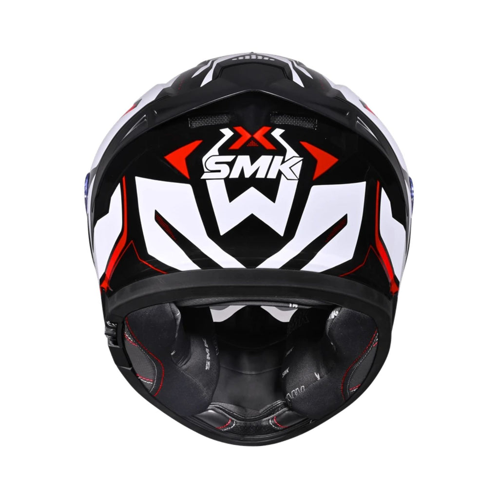 Motorradhelm Frontansicht, schwarz mit roten Nähten, gepolsterter Kinnbereich